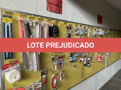 LOTE 042 - Lote com quador mostruario, silicone, linhas de nylon, serrote, martelo, disco de corte, pedra para retificas, regua, tesourão, mostra de modelos de parafusos, pedras de afiar, tampa de vaso, adaptador de mangueira, torneiras, trincha, rolo de pintura, capacetes de epi, oculos. 