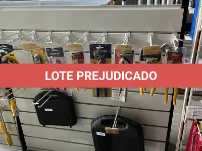 LOTE 037 - Lote com caixa de ferrementas, caixas plasticas, chave de fenda, chaces phillips, alicates de divesos tipos