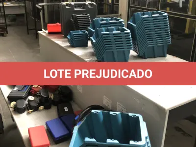 LOTE 012 - lote com estante de plástico verde e laranja e pretas, prateleira para caixas, caixas plásticas para a prateleira, caixas de ferramentas,