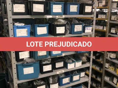 LOTE 073 - Lote com 11 prateleiras e parafusos de diversos modelos 