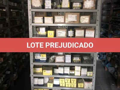 LOTE 067 - Lote com 7 prateleiras e diversos parafuos e arruelas e porcas 