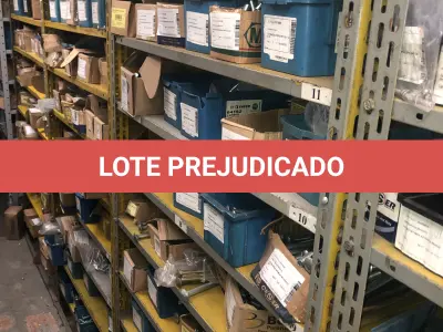 LOTE 074 - Lote com 12 prateleiras e parafusos de diversos modelos 