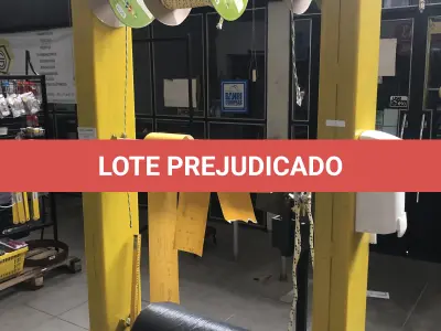 LOTE 011 - lote com rolo de corda, rolos de lixa, rolo de lona preta, estante com suporte para rolo