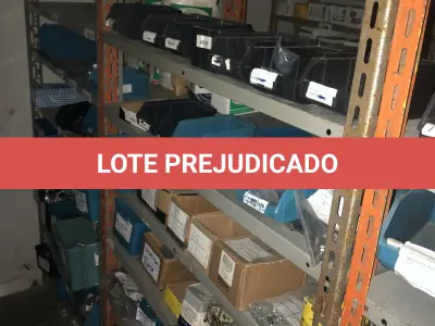 LOTE 068 - Lote com 3 prateleiras e parafusos de diversos modelos 