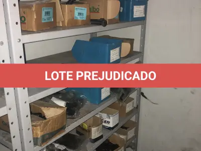 LOTE 070 - Lote com 5 prateleiras e parafusos de diversos modelos 