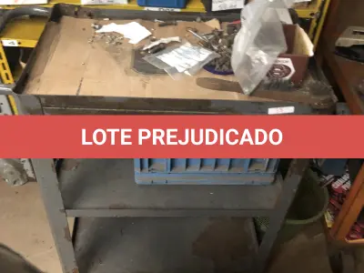 LOTE 078 - Lote com 2 prateleiras com parafusos, 2 carrinhos de com parafusos e prateleira 
