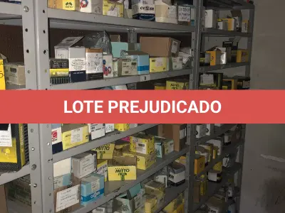 LOTE 061 - Lote com 3 prateleiras e parafusos de diversos modelos 