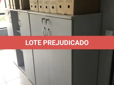 LOTE 081 - Lote com armario 2 portas, armario 2 portas mais prateleira, estação de trabalho com 6 lugares, 2 cadeiras, 2 mesas em L, armario baixo 2 portas, frigobar, reck