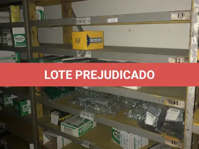 LOTE 069 - Lote com 3 prateleiras e parafusos de diversos modelos 