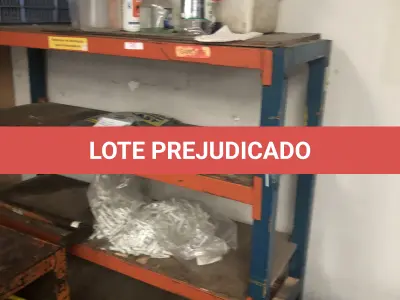 LOTE 078 - Lote com 2 prateleiras com parafusos, 2 carrinhos de com parafusos e prateleira 
