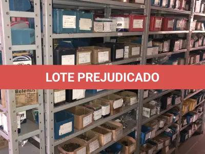 LOTE 065 - Lote com 7 prateleiras e diversos parafuos e arruelas e porcas 