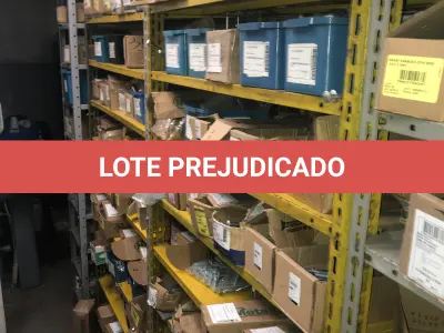 LOTE 074 - Lote com 12 prateleiras e parafusos de diversos modelos 