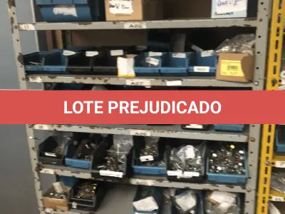 LOTE 078 - Lote com 2 prateleiras com parafusos, 2 carrinhos de com parafusos e prateleira 