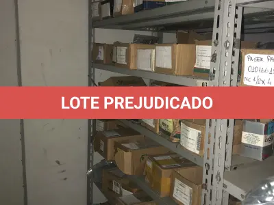 LOTE 067 - Lote com 7 prateleiras e diversos parafuos e arruelas e porcas 