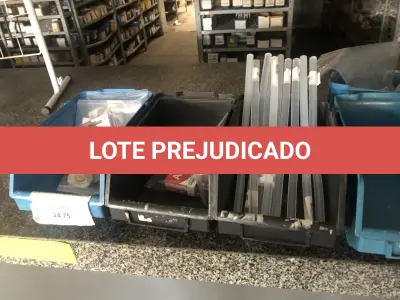 LOTE 044 - Lote com sabão Chauffeur, bastao de cola quente, massa de calafetar