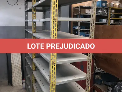 LOTE 076 - Lote com 5 prateleiras e poucos parafusos e caixas de parafusos 