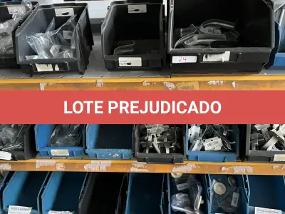 LOTE 024 - Lote com dobradiças, roldanas, mão francesa, puxadores 