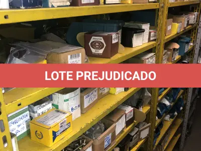 LOTE 074 - Lote com 12 prateleiras e parafusos de diversos modelos 