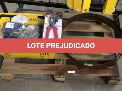 LOTE 009 - Lote com  trincha, paquímetro, bandeja para tinta, funil, rolo para pintura, assento sanitário, números, mangueira nível, alicate, serra, pregos