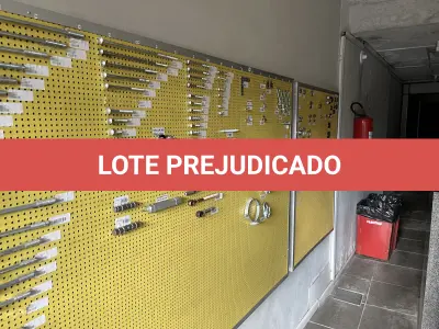 LOTE 042 - Lote com quador mostruario, silicone, linhas de nylon, serrote, martelo, disco de corte, pedra para retificas, regua, tesourão, mostra de modelos de parafusos, pedras de afiar, tampa de vaso, adaptador de mangueira, torneiras, trincha, rolo de pintura, capacetes de epi, oculos. 