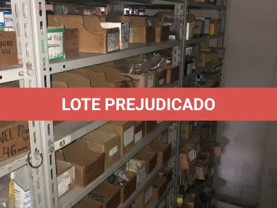 LOTE 066 - Lote com 7 prateleiras e diversos parafuos e arruelas e porcas 