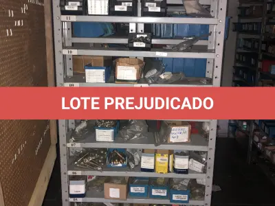 LOTE 064 - Lote com 7 prateleiras e diversos parafuos e arruelas e porcas 