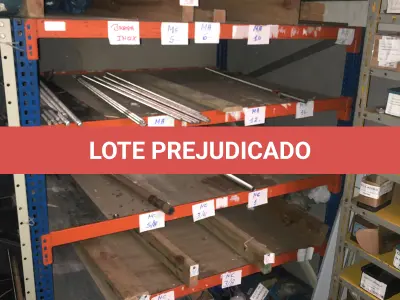 LOTE 075 - Lote com 7 prateleiras e diversos parafuos e arruelas e porcas, prateleira com barra de ferro com rosca e caixas com parafusos