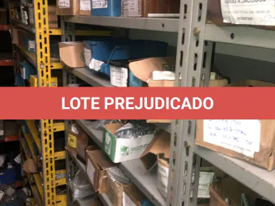 LOTE 075 - Lote com 7 prateleiras e diversos parafuos e arruelas e porcas, prateleira com barra de ferro com rosca e caixas com parafusos