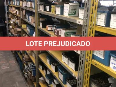 LOTE 074 - Lote com 12 prateleiras e parafusos de diversos modelos 