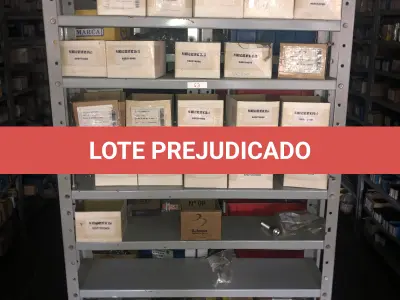 LOTE 063 - Lote com 7 prateleiras e diversos parafuos e arruelas e porcas 
