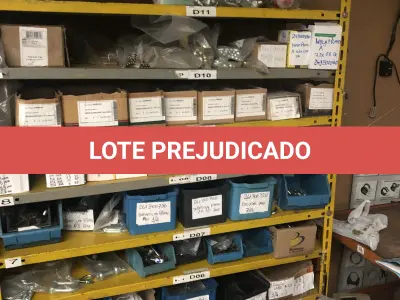 LOTE 078 - Lote com 2 prateleiras com parafusos, 2 carrinhos de com parafusos e prateleira 