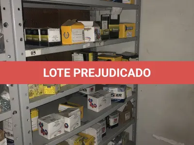LOTE 061 - Lote com 3 prateleiras e parafusos de diversos modelos 