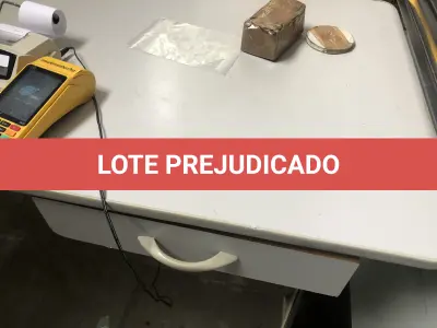 LOTE 006 - Mesa com gaveta 