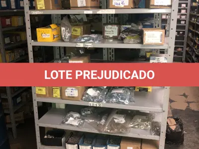 LOTE 071 - Lote com 11 prateleiras e parafusos de diversos modelos 