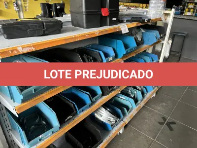 LOTE 021 - Lote com caixas de ferramentas, braçadeiras de metal diversos tamnhos, caixas plasticas 