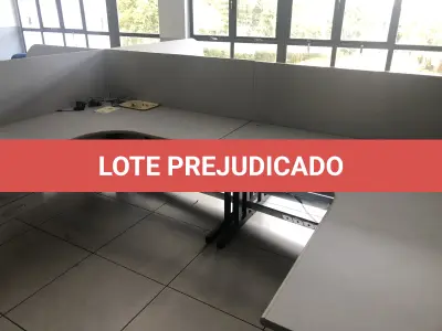 LOTE 081 - Lote com armario 2 portas, armario 2 portas mais prateleira, estação de trabalho com 6 lugares, 2 cadeiras, 2 mesas em L, armario baixo 2 portas, frigobar, reck