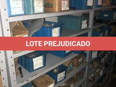 LOTE 070 - Lote com 5 prateleiras e parafusos de diversos modelos 