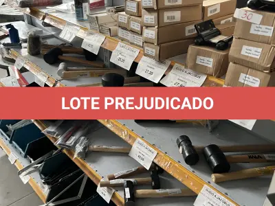 LOTE 030 - Lote com serrote, prateleira, prumo de plastico, pistola para colo quente, serrote drywall, pedra de afiar, martelos de borracha, martelo, dobradiças, mão francesa