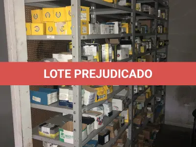 LOTE 061 - Lote com 3 prateleiras e parafusos de diversos modelos 