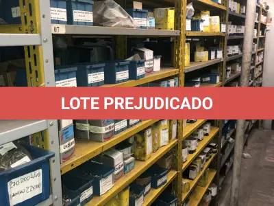 LOTE 073 - Lote com 11 prateleiras e parafusos de diversos modelos 