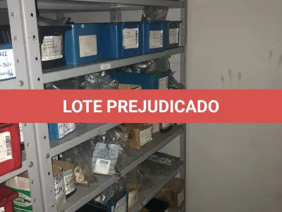 LOTE 063 - Lote com 7 prateleiras e diversos parafuos e arruelas e porcas 