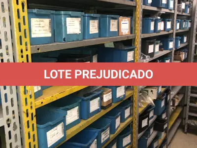 LOTE 071 - Lote com 11 prateleiras e parafusos de diversos modelos 