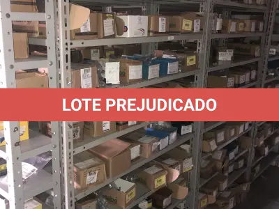 LOTE 067 - Lote com 7 prateleiras e diversos parafuos e arruelas e porcas 