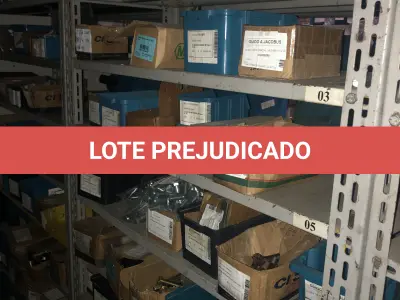 LOTE 071 - Lote com 11 prateleiras e parafusos de diversos modelos 