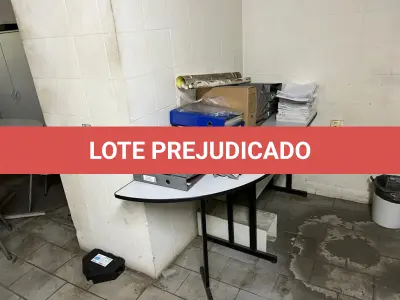 LOTE 028 - pedaço de mesa branca