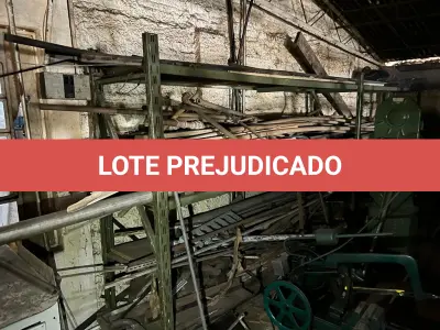 LOTE 035 - lote com prateleiras metalicas verdes e canos e perfis de metais usados