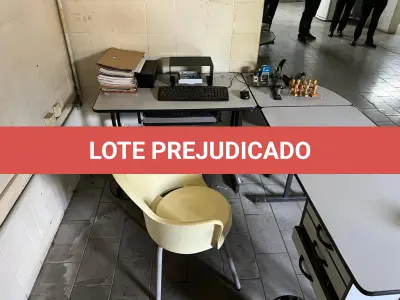 LOTE 033 - mesa em L cor cinza cadeira bege, cpu telclado sem a tela