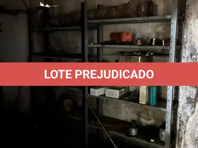 LOTE 020 - lote de prateleiras metalicas com sucatas de peças na sala