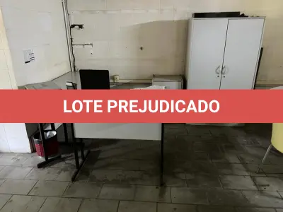 LOTE 032 - mesa em 2 cor cinza cadeira preta gaveteiro auxiliar e armario grande 2 portas cor cinza de madeira