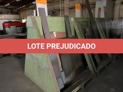 LOTE 068 - prateleira verde com chapas e sobras de chapa